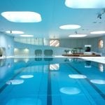 Vì sao bạn nên thiết kế trần xuyên sáng bể bơi ?