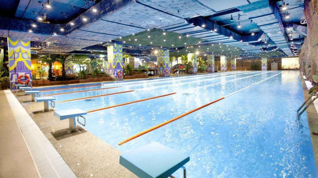 Vì sao bạn nên thiết kế trần xuyên sáng bể bơi ?