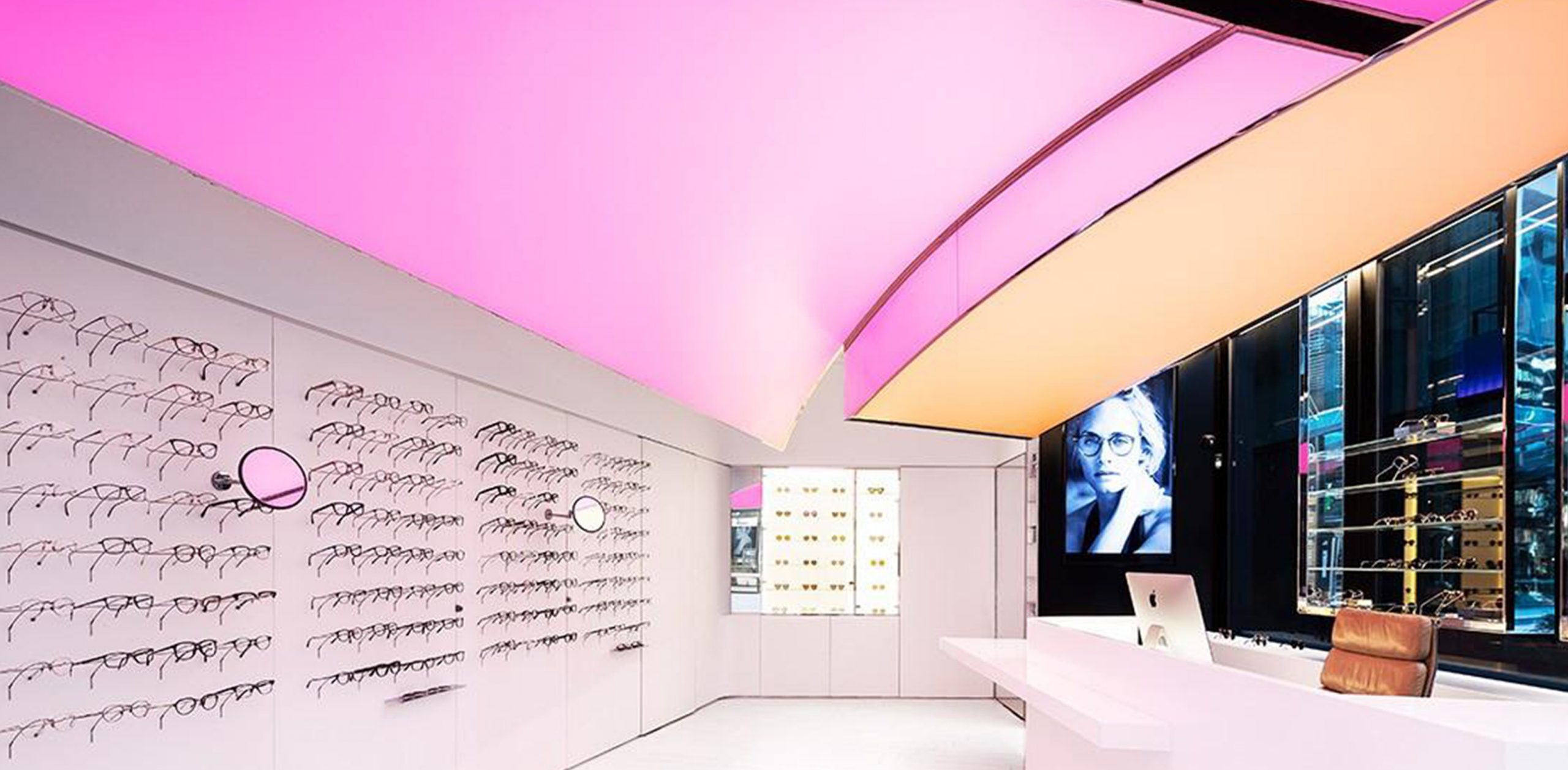 ứng dụng trần siêu sáng vào showroom mắt kính