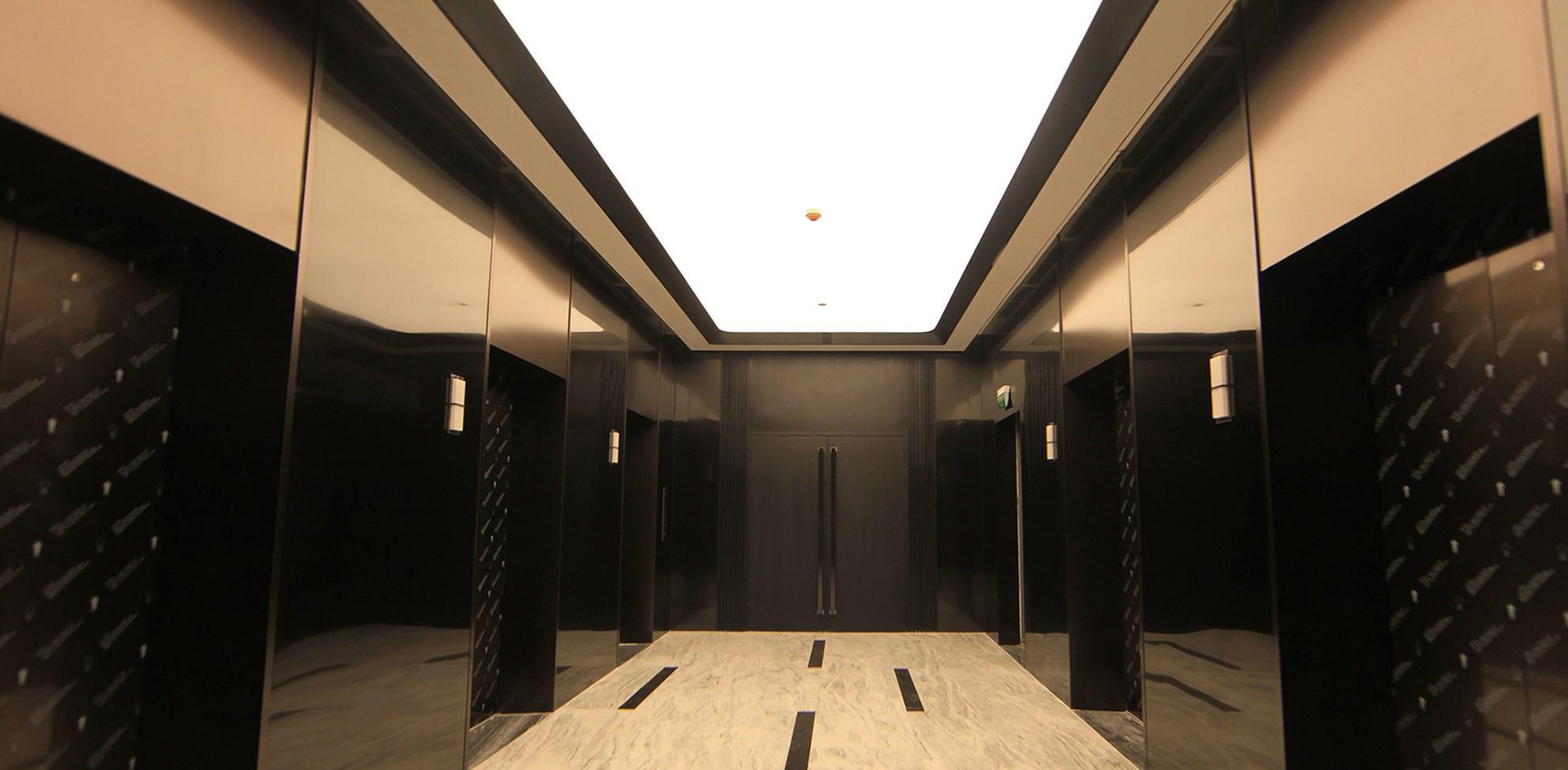 trần chiếu sáng trong thang máy